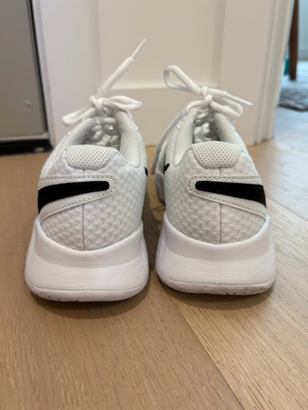NikeCourt Lite 4 Women's Size 7 Tennis Shoes Great Condition - Picture 2 of 10